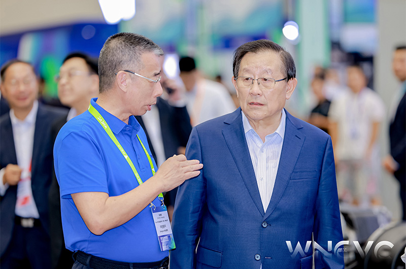 萬鋼主席觀摩NGA智能電動半掛車，助力貨運(yùn)行業(yè)駛向“公路動車”的“中國方案”！